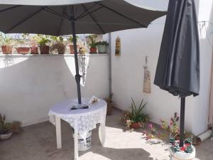 Patio o area all'aperto di Casa dello Scoglio nel mare