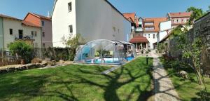 a glass house in the middle of a yard at Apartment Paris in Mühlhausen