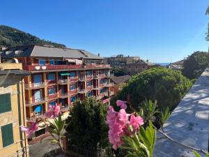 Blick vom Balkon eines Gebäudes mit rosa Blüten in der Unterkunft Cavour in Levanto
