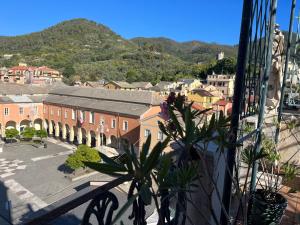 Blick auf eine Stadt vom Balkon eines Gebäudes in der Unterkunft Cavour in Levanto
