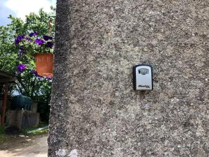 eine Steinmauer mit einem Handy drauf in der Unterkunft Lucys loft in Cork