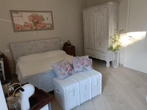 1 dormitorio pequeño con 1 cama y 1 silla en Locanda della Rocca di Camagna en Camagna Monferrato