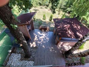 Elle offre une vue sur la terrasse dotée d'une table et d'un arbre. dans l'établissement Vikendica Ahatovići 2, à Sarajevo