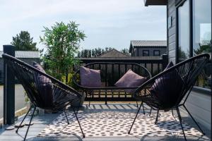 drie stoelen met paarse kussens op een balkon bij Number Four - Piran View in Padstow