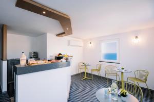 une salle avec un comptoir, des chaises et des tables dans l'établissement La Vigna di Bacco, à Furore
