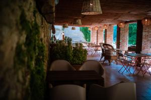 カンプロドンにあるHotel Mas de Xaxasのテーブルと椅子が備わるレストラン
