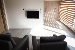 TV a/nebo společenská místnost v ubytování Sun Suites