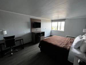une chambre d'hôtel avec un lit et une télévision dans l'établissement Super 8 by Wyndham Fort Worth Entertainment District, à Fort Worth