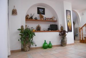 パトゥにあるLa casa di Angelaの壁に緑の花瓶が3本敷かれた部屋