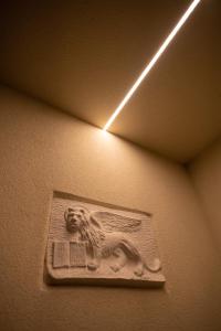 a picture of a dog on a wall with a light at Ca' Ottantanove in Mestre