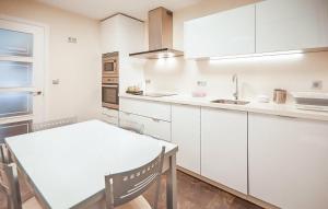 A kitchen or kitchenette at A Misericordia Viveiro
