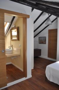 een badkamer met een wastafel en een bed in een kamer bij Casa di Mario appartamento in centro storico con due camere da letto e terrazze in Cagliari