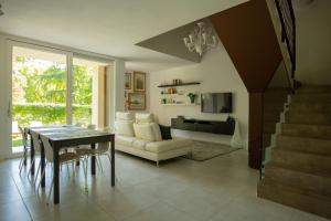 una sala de estar con una mesa y un sofá en Ca' Ottantanove, en Mestre