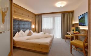 Postel nebo postele na pokoji v ubytování Hotel Gasthof Jäger Zillertal