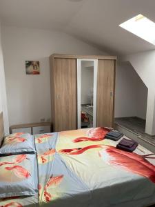 ein Schlafzimmer mit einem großen Bett mit roter Bettwäsche in der Unterkunft New and modern, 2 rooms cozy apartment in Timişoara