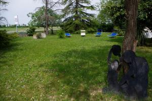 a statue of two people standing next to a tree at B&B Cà d'Artisti in Caorle