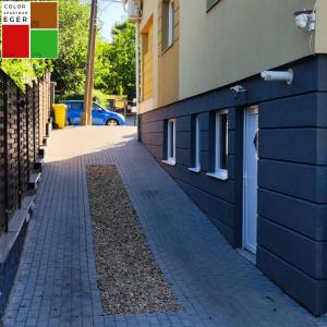 una passeggiata laterale accanto a un edificio di Color Apartmanok Eger a Eger