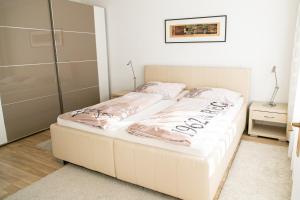 a white bed in a room with at Ferienwohnungen Kircher Villa Baudisch in Sattendorf