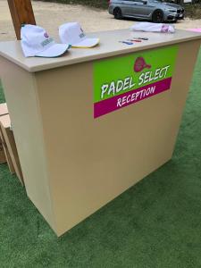 una mesa con una señal de registro de acero para paletas en Hotel Select, en Atessa