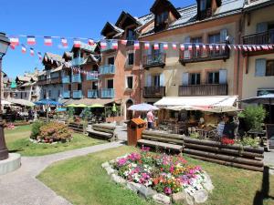 een gebouw met een bos bloemen in een park bij Studio coin montagne 4 pers avec balcon, piscine, à 50m du télécabine - La Salle les Alpes - FR-1-330F-91 in Serre Chevalier