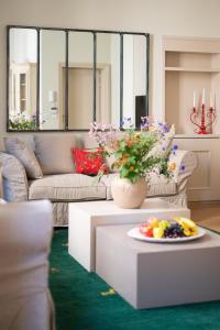 een woonkamer met een tafel met een fruitschaal bij Central and Roomy near the Station and Duomo - HomeUnity in Florence