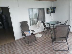 um quarto com uma mesa e cadeiras e uma mesa e uma mesa e cadeiras em La casa de Wili Taboga 62,61,00,07 em Taboga