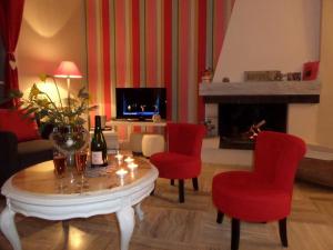 uma sala de estar com uma mesa e cadeiras e uma lareira em Gîte Cravant-les-Côteaux, 6 pièces, 10 personnes - FR-1-381-395 em Cravant-les-Coteaux