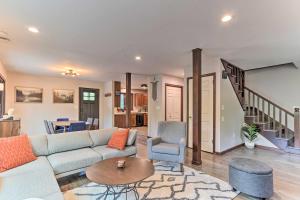 Fotografie z fotogalerie ubytování Updated Stroudsburg Home with Spacious Deck! v destinaci Stroudsburg