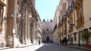 un vicolo in città con un edificio sullo sfondo di Appartamento Giglio a Trapani