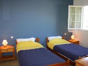twee bedden in een kamer met blauwe muren bij Maison La Tranche-sur-Mer, 6 pièces, 8 personnes - FR-1-22-249 in La Tranche-sur-Mer