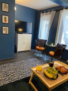 salon ze stołem i owocami w obiekcie Le Duplex du Beffroi w mieście Douai