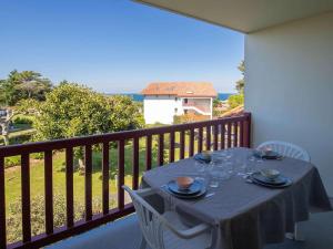 una mesa en un balcón con vistas al océano en Appartement Saint-Jean-de-Luz, 2 pièces, 4 personnes - FR-1-4-524, en San Juan de Luz