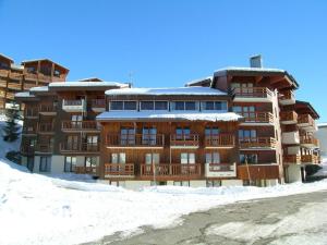 een groot appartementencomplex met sneeuw op de grond bij Studio Montvalezan-La Rosière, 1 pièce, 6 personnes - FR-1-398-550 in La Rosière
