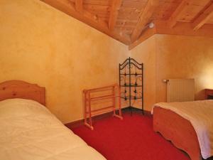 ラ・ロジエールにあるAppartement Montvalezan-La Rosière, 4 pièces, 8 personnes - FR-1-398-591の赤いカーペットフロアのベッドルーム1室(ベッド2台付)