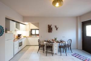 une cuisine avec une table et des chaises dans l'établissement Colored Dreams, à Bridgeport