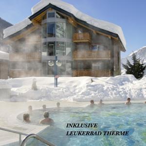 Bazén v ubytování Hotel Viktoria-Leukerbad-Therme nebo v jeho okolí