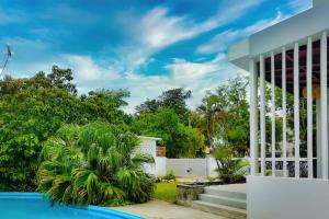 una casa con piscina y árboles en Contemporary Private Studio with Pool and Kitchen en Beira