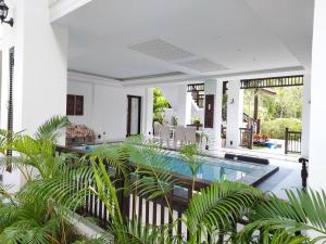 チェンマイにあるSclass 2 Luxe Pools Villa & Breakfast , city areaのスイミングプール付きの家像