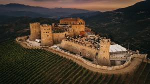 uma vista aérea de um castelo com vinhas em Castello di Rocca Cilento em Rocca Cilento