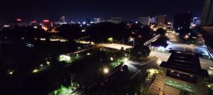 widok na miasto w nocy z oświetleniem w obiekcie Ipoh Premier Suites @ Kinta Riverfront by DDV w mieście Ipoh