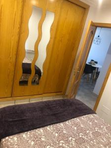 een kamer met een bed en een houten muur bij apartamento centrico silencioso in Nerja