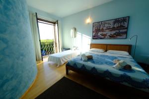 a bedroom with a bed with two teddy bears on it at Sotto la luna Casa in campagna in Castel Bolognese