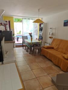 ein Wohnzimmer mit Sofa und Tisch in der Unterkunft Maison au centre de St Jean du Gard in Saint-Jean-du-Gard
