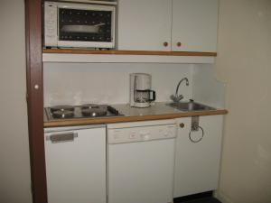 Appartement La Plagne, 2 pièces, 4 personnes - FR-1-353-45にあるキッチンまたは簡易キッチン