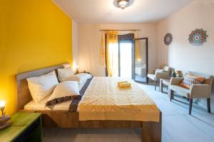 - une chambre avec un grand lit et un mur jaune dans l'établissement Colored Dreams, à Bridgeport