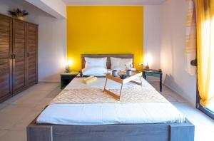 - une chambre avec un grand lit et un mur jaune dans l'établissement Colored Dreams, à Bridgeport 18 autres photos