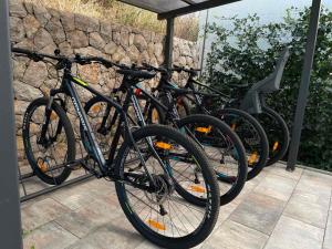 un grupo de bicicletas estacionadas junto a una pared de piedra en B&B Villa Maris Punat en Punat