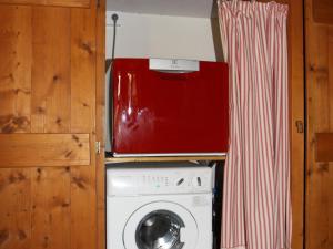 een wasmachine met een rode doos erop bij Appartement Albiez-le-Jeune, 2 pièces, 4 personnes - FR-1-618-12 