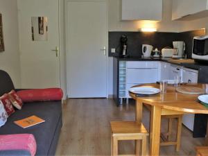 een woonkamer met een bank en een tafel bij Appartement Risoul, 1 pièce, 4 personnes - FR-1-330-503 in Risoul