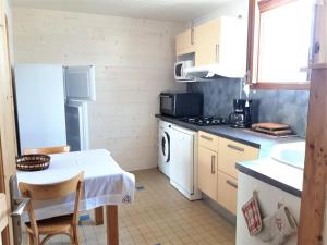 a small kitchen with a table and a sink at Appartement Albiez-Montrond, 2 pièces, 5 personnes - FR-1-618-7 in Albiez-Montrond